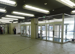 岐阜産業会館の１階ロビー内部