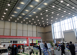 大展示場は屋根も高い広々空間