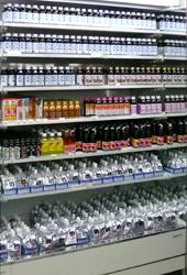 コミケ開催中の近隣コンビニは栄養ドリンクとウイダーinゼリーで棚が埋まる