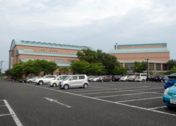 大きな駐車場から全景を望む